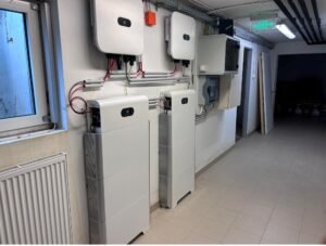 Szár 20 kVA telepítés. 2 db Huawei Sun2000-10KTL inverterrel és 2 db LUNA2000-15 kW teljesítményű akkumlátorral